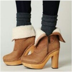 Koolaburra by UGG Pilar Sheepskin
Clogs Platform Heeled Boots Women's Size 5